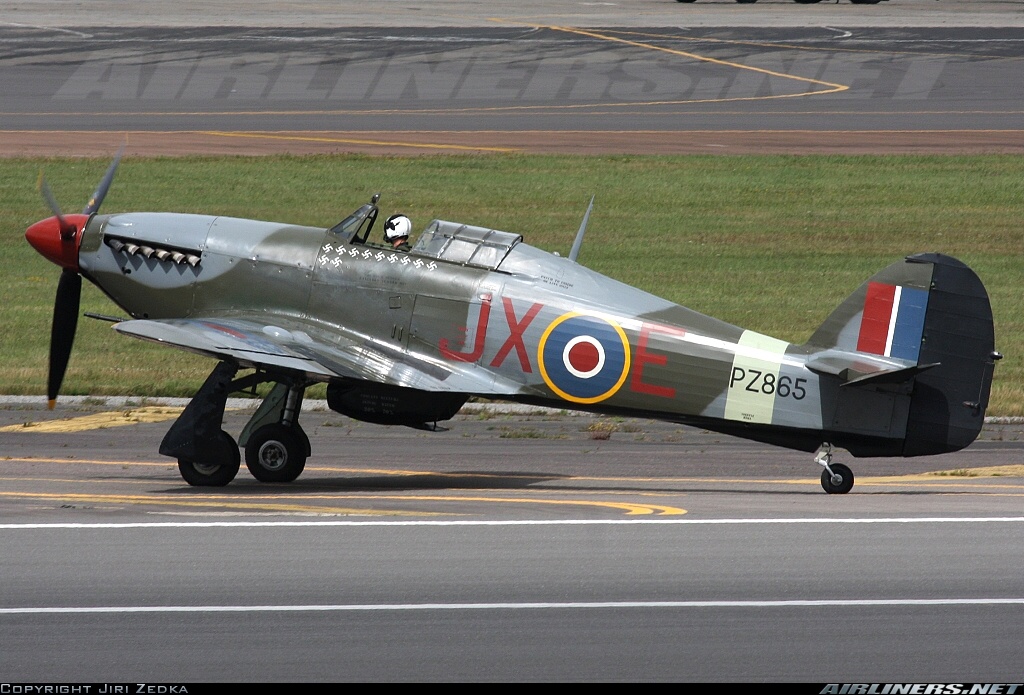Hawker Hurricane Mk IIc con número de Serie PZ865 conservado en el Battle of Britain Memorial Flight en Lincolnshire, Inglaterra