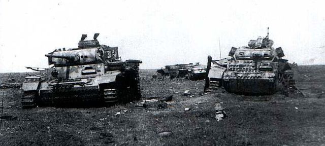 Dos Panzer III de la 2ª Div. Panzer puestos fuera de combate en el sector de Ponyri. 12-15 Julio de 1943
