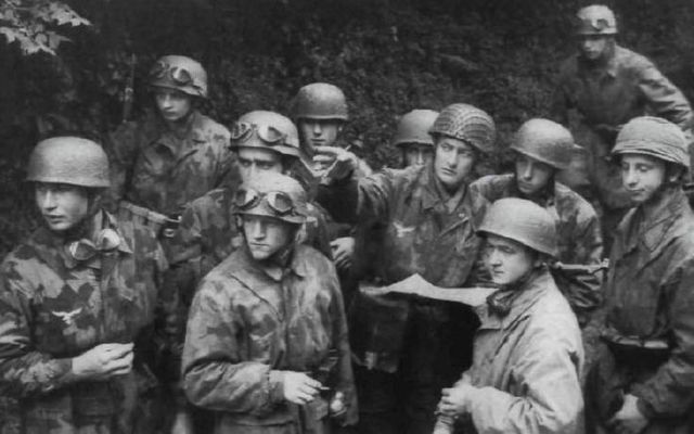 Paracaidistas alemanes durante la batalla de St. Lo. Normandía, junio de 1944