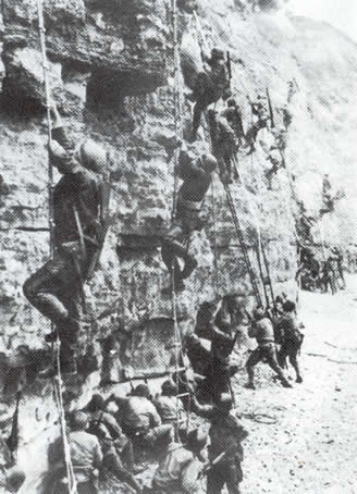 Rangers 2º Batallón escalando Pointe-du-Hoc