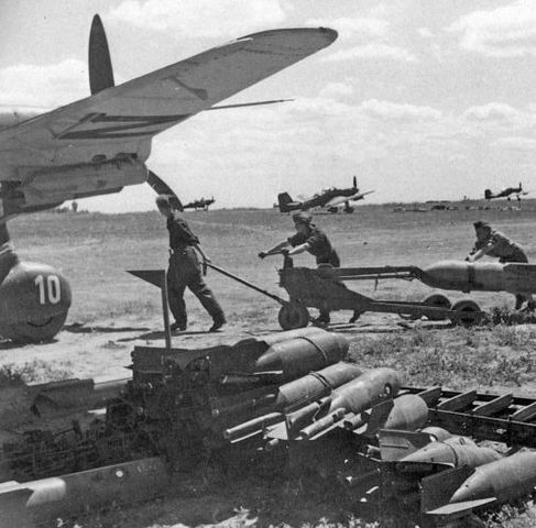 Personal de tierra de la Luftwaffe trabajando en municionar a una escuadrilla de Stuka en un aeródromo en la región de Belgorod, durante la Operación Ciudadela. Julio 1943