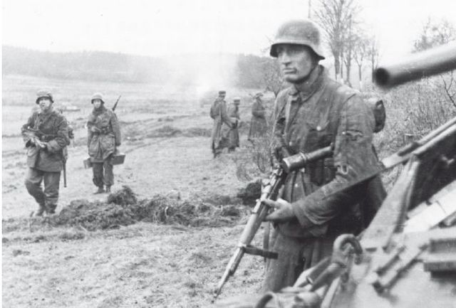 Panzergrenadieren del Kampfgruppe Hansen, LSSAH, junto a Fallschirmjägers de la 3ª F. Div. en Poteau, 18 de diciembre de 1944