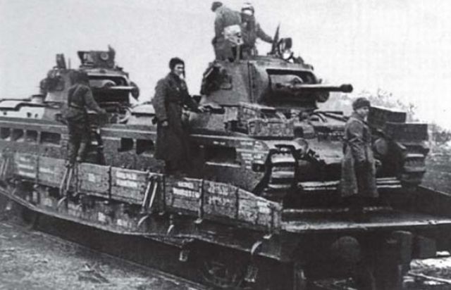 Tanques Matilda británicos llegan al frente en trenes de transporte. Una parte importante de los blindados de Timoshenko eran británicos
