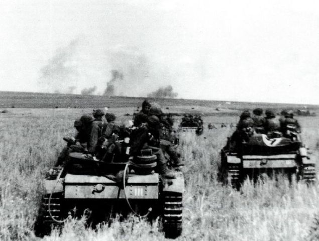 Panzers de la Totenkopf avanzando por la estepa durante la Operación Ciudadela