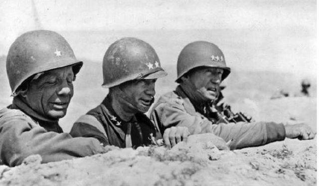 Patton en El Guettar, marzo de 1943. Junto a él, el general Terry Allen, de la 1ª División de Infantería Big Red One, el otro militar es el General de Brigada Theodore Roosevelt, hijo del presidente Teddy Roosevelt y adjunto de Allen en la división