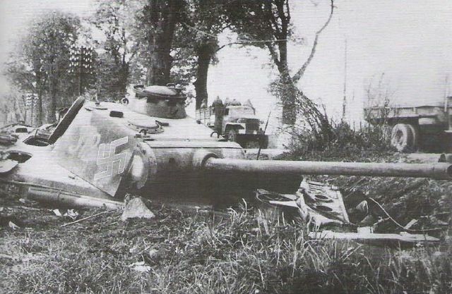 Panther Ausf. G del Kampfgruppe Käther puesto fuera de combate en las afueras de Berlín. Abril de 1945