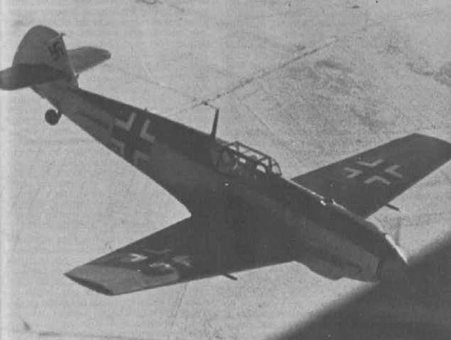 Caza Me Bf 109 sobrevolando la campiña británica