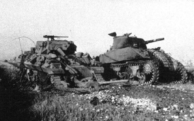 M10 puesto fuera de combate junto a un M4 Sherman durante los combates en Cisterna