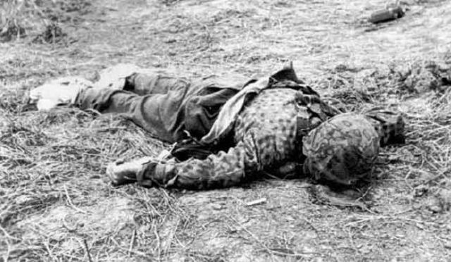Panzergrenadier de la Waffen SS, muerto durante los combates en los alrededores de Caen. Julio 1944