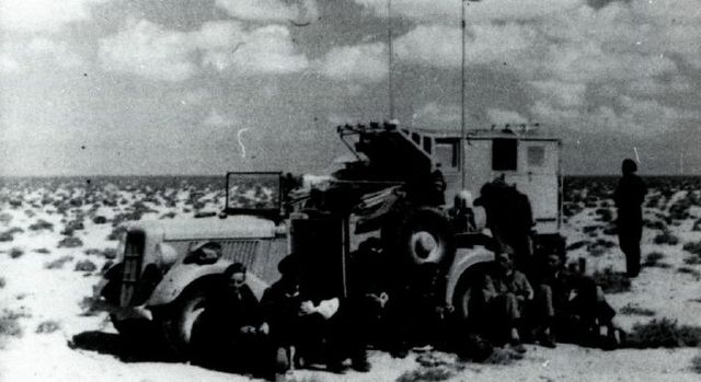 Vehículos de radio y sus tripulaciones del 1er RTR en una pausa durante unos ejercicios en el desierto al final de la primavera de 1939