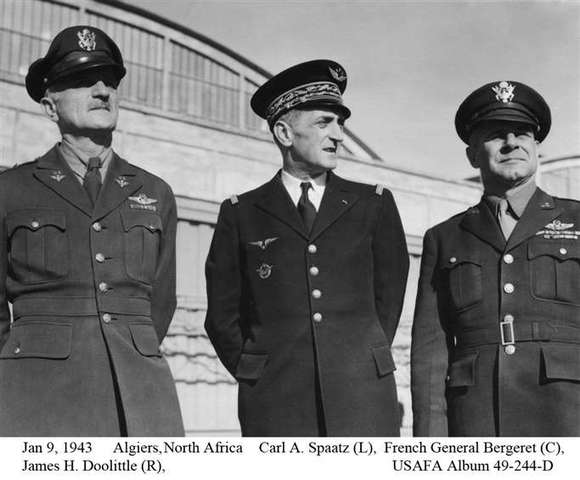 Carl A. Spaatz, El general francés Bergeret y James H. Doolittle en Argel el 9 de enero de 1943