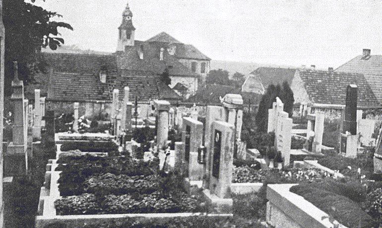  Lídice, Checoslovaquia en la década de 1930. La iglesia de San Martín construida en 1732, vista a lo lejos del cementerio de la aldea.