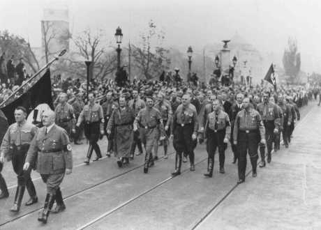 Streicher junto a otros nazis durante el aniversario del intento de golpe de estado, Múnich 1934