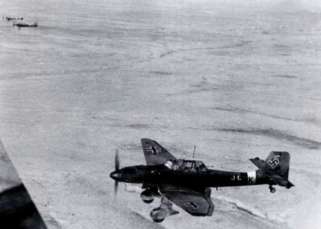 Escuadrilla de Stuka sobrevolando el desierto norteafricano. Primavera 1942