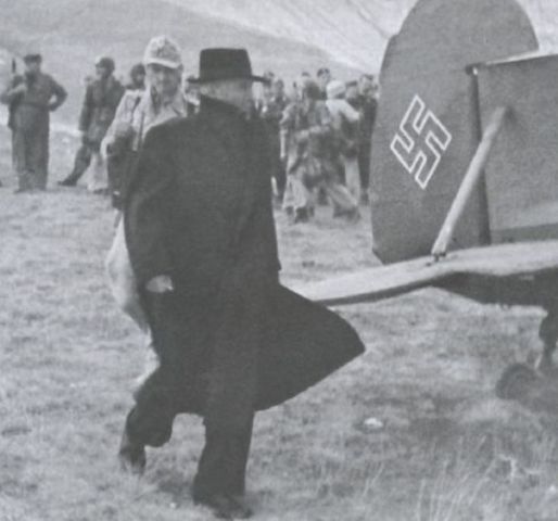 Mussolini, en el instante que subía a la avioneta Fieseler Storch del capitán Gerlach