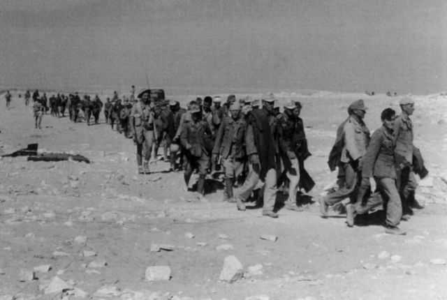 Columna de prisioneros alemanes e italianos capturados en El Alamein