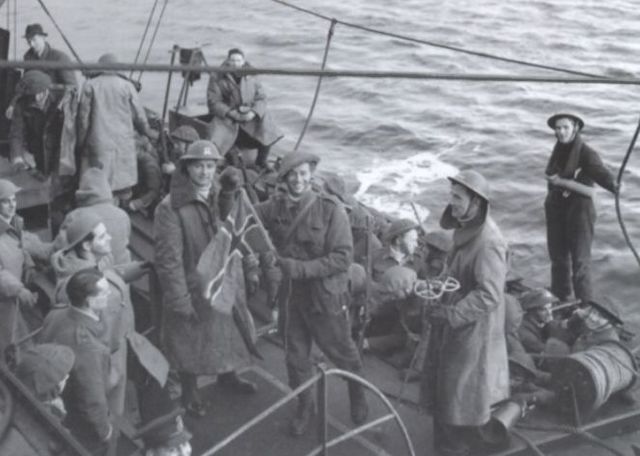 Soldados del gobierno noruego en el exilio acompañando a los comandos para la incursión