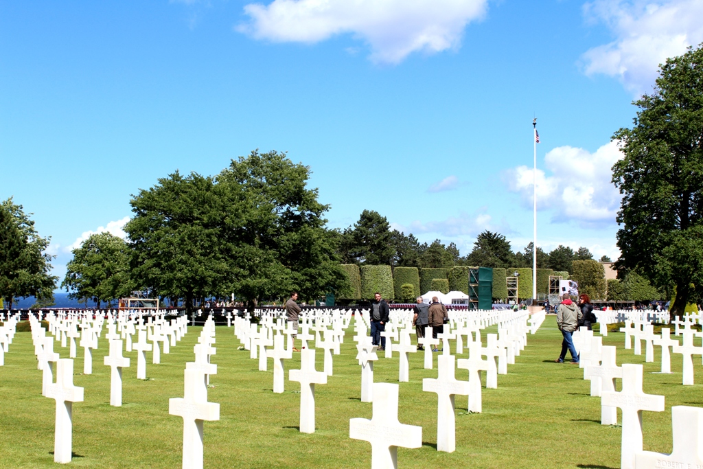 Preparativos para la celebración de la ceremonia franco-americana, e inauguración de la rotonda de acceso al cementerio americano de Colleville
