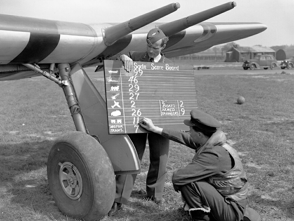Hawker Typhoon del 56 Escuadrón con Eric Haabjoern mostrando el marcador del escuadrón