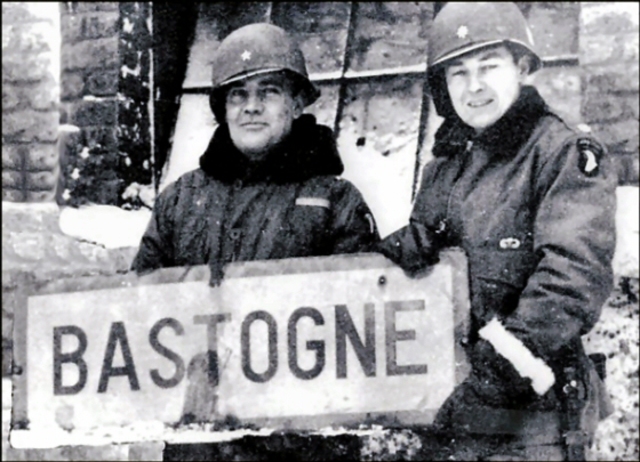El General McAuliffe, a la izquierda de la imagen, en Bastogne