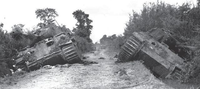 Pareja de Panthers puestos fuera de combate en una carretera de Normandía. Verano de 1944