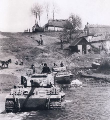 Columna de Tigers del S. Pz. Abt. 509 cruzando un río cerca de la frontera polaca. Verano 1944