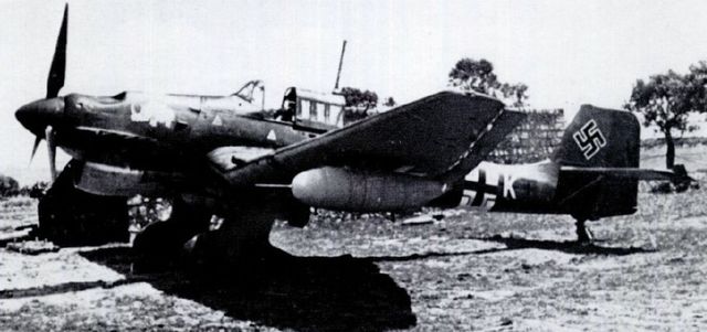 Junkers Ju 87 R-2 Stuka en un aeródromo de Sicilia listo para bombardear la isla de Malta
