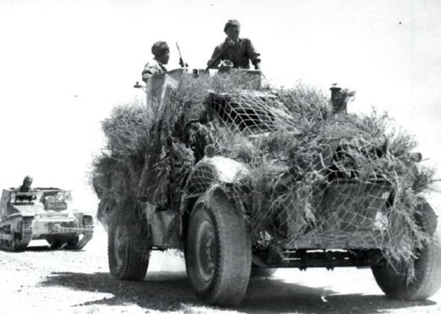 Carro blindado del 11º de Húsares remolcando una tanqueta italiana capturada