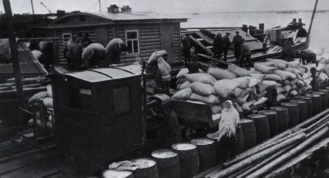 Sacos con alimentos son desembarcados en una barcaza del Lago Ladoga. Septiembre de 1942