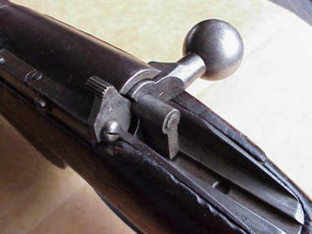 El cerrojo lineal del Mannlicher arriba seguro puesto y percutor montado