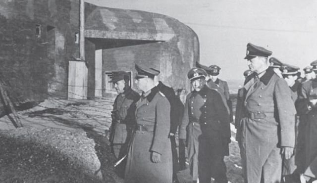En una visita al Muro Atlántico. Rommel fue nombrado inspector general de las defensas costeras en Europa Occidental el 5 de noviembre de 1943