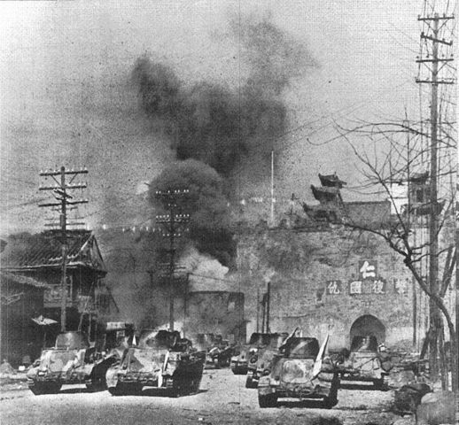 Asalto a las puertas de la ciudad de Nanking por tropas y vehículos japoneses