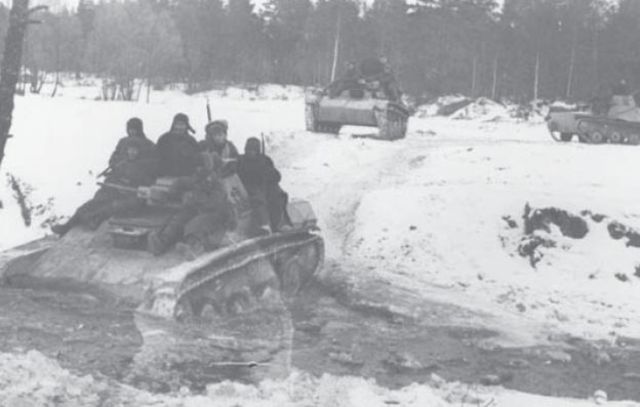 Unidad soviética de carros ligeros T-60 moviéndose en las cercanías de Demyansk