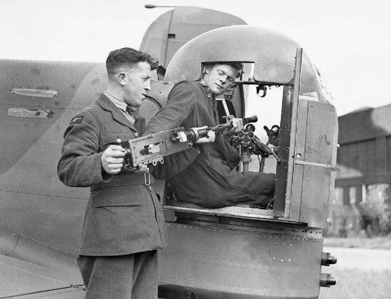 Dos operarios instalan una ametralladora Browning en la torreta de un Armstrong Whitworth Whitley Mk V perteneciente al 58º Escuadrón de Bombardeo de la RAF, en el Aeródromo de Linton-on-Ouse, Yorkshire