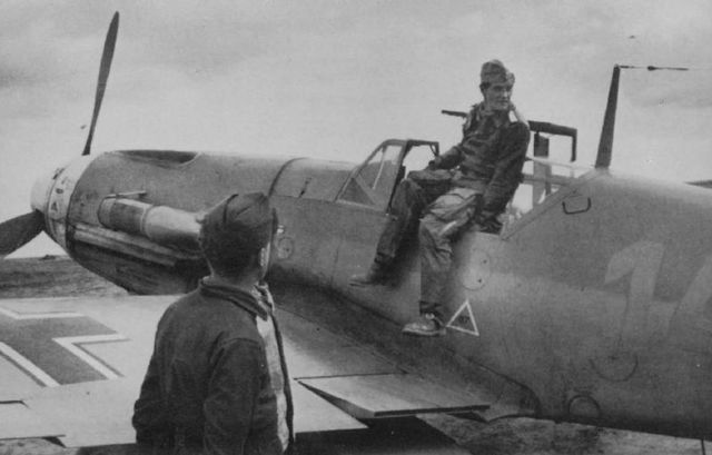 11 de Febrero de 1943 En su avión después de sus derribos números 49 y 50