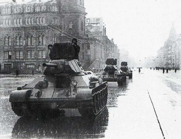 Tanques T-34 en las calles de Leningrado. Otoño de 1941