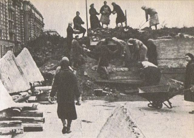 Civiles construyendo barricadas en el corazón de Leningrado