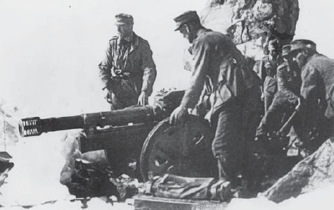 Gebirgsjägers manejando un 7.5 cm Gebirggeschütz en el Cáucaso. Verano de 1942