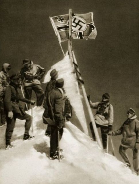 21 de agosto de 1942. Tropas alpinas alemanas izan la bandera del Reich en el monte Elbrus, 5.633 metros, la cumbre más alta del Cáucaso