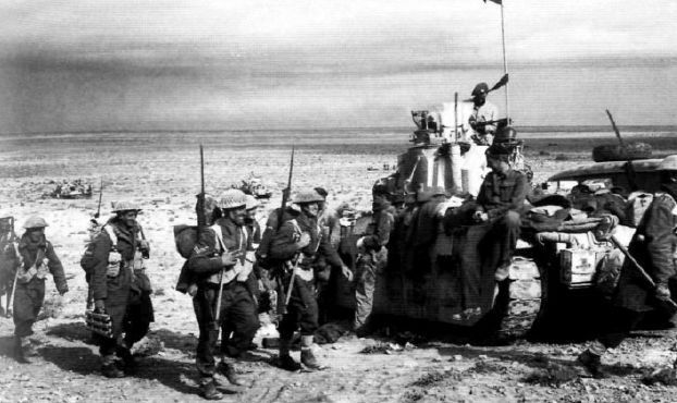 Infantería de la 2ª División de Nueva Zelanda enlazando con tanques Matilda de la guarnición de Tobruk durante la Operación Crusader