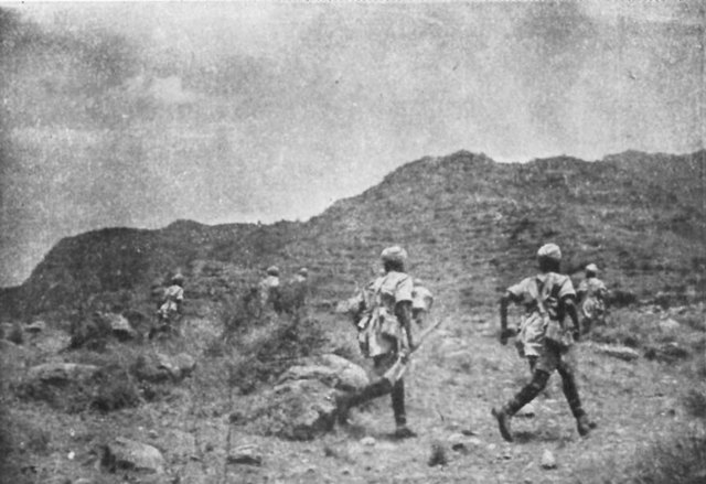 Tropas indias al asalto de las posiciones italianas en Amba Alagi