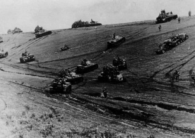 Agrupación blindada con Panzers III, Panzers II y semiorugas avanzando por la estepa de Ucrania durante las primeras etapas de la Operación Barbarroja