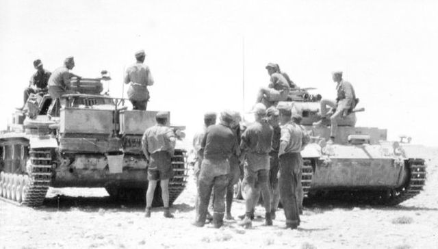 Dos Panzer III de la 15ª Panzer Division en el desierto de Libia. Abril de 1941