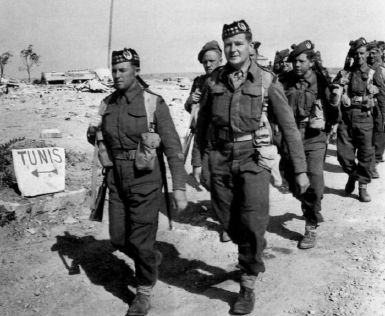 Escoceses de los Gordon Highlanders cruzando la frontera de Túnez. Febrero de 1943