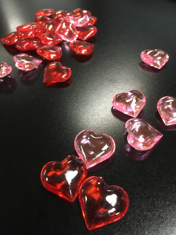 Acrylic heart-shaped gems make fantastic table scatters