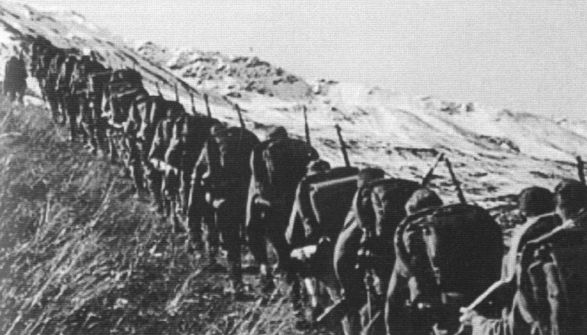 Columna de tropas alpinas en las montañas próximas a Narvik. Primavera de 1940