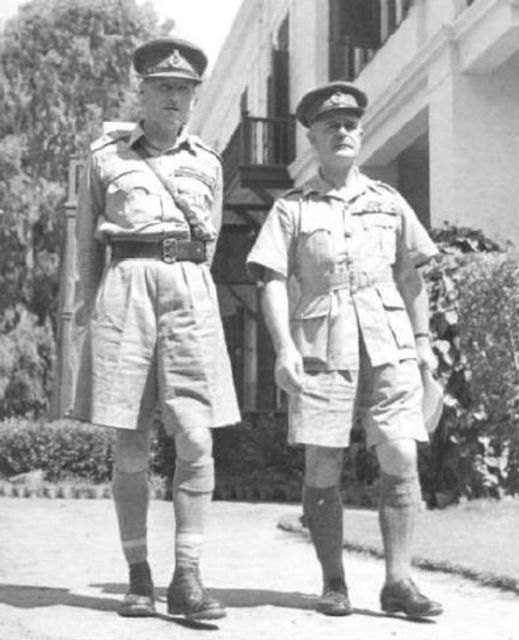 El general sir Archibald Wavell, derecha, junto a su sustituto en el mando de Oriente Medio y Norte de África, el general sir Claude Auchinleck